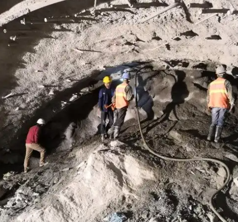 城步拱顶带模注浆料的施工流程及注意事项